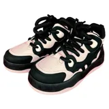 Championes de estilo skate con plataforma, combinando paneles en color rosa claro y negro. Presentan un diseño con cordones gruesos negros y suela de plataforma en dos tonos.