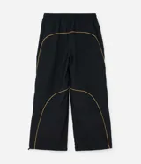 Pantalón deportivo de microfibra color negro, con corte holgado y diseño de piping contrastante en color amarillo. Cuenta con cintura elástica con cordón de ajuste, bolsillos laterales y logo bordado.