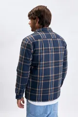 Sobrecamisa de franela a cuadros en tonos azul marino y beige, con cierre frontal de cremallera, bolsillos superiores con solapa y bolsillos laterales.