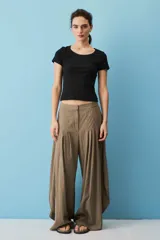 Remera negra de corte entallado, con cuello redondo y mangas cortas.