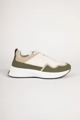 Zapatillas deportivas con recortes en gamuza color beige, verde oliva y blanco.