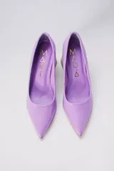 Zapato de tacón color verde agua, con punta fina y taco cuadrado forrado en cuero tipo madera.