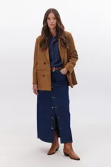 Falda larga de jean azul con abertura frontal y cierre con botones.