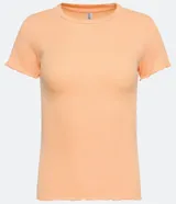 Remera básica de manga corta color naranja claro, confeccionada en tejido ribana, con volados en el cuello y las mangas.