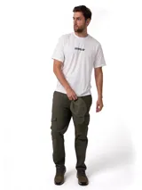 Remera de manga corta y cuello redondo, color blanco, con logo de la marca estampado en el pecho y en la espalda.