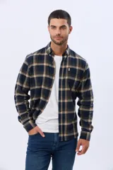 Camisa de viyela a cuadros en tonos marrón, azul marino y gris, con cuello clásico, cierre frontal con botones, mangas largas y un bolsillo en el pecho.