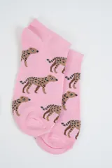 Pack de dos pares de medias tobilleras. Un par es blanco con estampado de leopardo negro y rayas rosadas en el talón. El otro par es rosado con estampado de jaguares marrones.