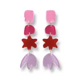 Aros colgantes con piezas geométricas de acrílico en tonos rosa, rojo y lila.