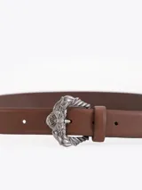 Cinturón Sam confeccionado en cuero liso de color marrón, con hebilla metálica de estilo Western con diseño de abeja.