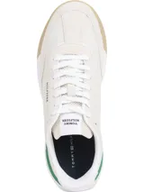 Zapatillas Tommy Hilfiger color crema con detalles en blanco y verde. Presentan el logo de la marca en el lateral y la bandera en la entresuela.