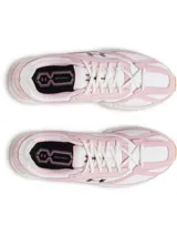 Championes Under Armour modelo HOVR Apparition, con diseño retro inspirado en el running. Presenta una combinación de malla blanca y refuerzos de gamuza en color rosado, con el logo de la marca en el lateral y suela de goma con tecnología de amortiguación HOVR.