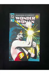 Buzo negro de cuello redondo y manga larga, con estampa frontal inspirada en un cómic de Wonder Woman.