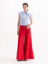 Pantalon wide leg blanco de lino, con tiro alto y bolsillos cargo laterales. Incluye cinturón con hebilla metálica.