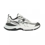 Championes deportivos EA7 Emporio Armani modelo Predator, con diseño técnico en colores blanco, negro y detalles plateados. Presentan una estructura de malla transpirable con refuerzos sintéticos, logo EA7 en el lateral y suela robusta de goma con excelente amortiguación.