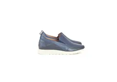 Zapatos tipo pancha sin cordones, fabricados en cuero azul marino con detalles texturizados y suela blanca de poliuretano.