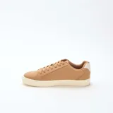 Zapatillas bajas de estilo urbano en color marrón, con suela y detalle en el talón en color crema. Presentan cierre mediante cordones al tono y diseño minimalista.
