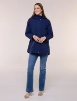 Campera impermeable Gallery color azul marino, con capucha plegable, cierre frontal con solapa de botones a presión, bolsillos y cordón de ajuste en la cintura.