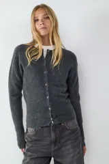 Cardigan de punto gris oscuro, de corte clásico y calce ajustado, con cuello redondo y cierre frontal de botones.