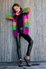 Calza de cuerina negra con spandex.