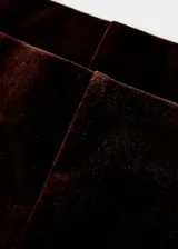 Pantalón wide leg de terciopelo marrón, de tiro medio con cintura elástica sin cierre y diseño largo fluido.
