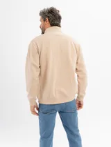 Campera de felpa azul con cierre frontal completo, cuello alto y puños acanalados.