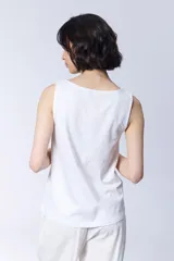 Musculosa blanca de corte recto y escote bote.