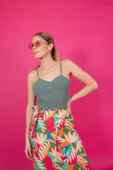 Top de lino color verde militar, con tiras finas ajustables en los hombros, escote corazón y cierre invisible en el costado.