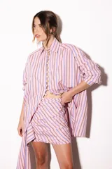 Camisa oversize a rayas celestes y blancas, con cuello camisero, manga larga y hilera de botones dorados metálicos.