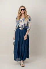 Camisa estampada de algodón y lino, con cuello en V, mangas anchas y puños con elástico.