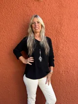 Sweater de tejido de punto color negro, con escote en V y mangas tres cuartos.