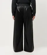Pantalón de corte wide leg confeccionado en poliuretano con acabado liso que imita el cuero. Presenta cintura elástica con cordón de ajuste, bolsillos laterales embutidos y una silueta fluida y amplia.