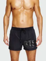 Short de baño para hombre marca Diesel, color negro, con cintura elástica ajustable con cordón y logo grande en tono negro brillante en la pierna derecha.