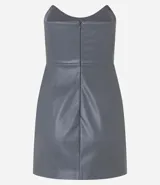 Vestido corto negro sin breteles confeccionado en material sintético con abertura en la pollera.