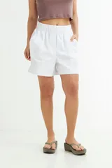 Short de mujer color verde militar, de tela tipo gabardina, con cintura elástica fruncida y bolsillos laterales.