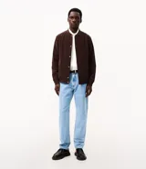 Campera bomber masculina de terciopelo cotelé color beige, con cuello redondo, mangas largas, cierre frontal de botones forrados, bolsillos laterales y terminaciones de elástico en puños y cintura.