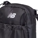 Morral bandolera New Balance color negro con logo blanco estampado en el frente.