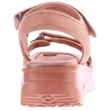 Sandalias de plataforma baja con tiras de ajuste con velcro, confeccionadas en material sintético y textil, con diseño ergonómico.