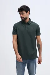 Remera polo bordó con textura sutil, cuello y puños acanalados con línea oscura de contraste, cierre frontal parcial de dos botones y logo bordado en el pecho.