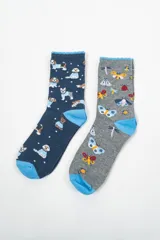 Par de medias de caña media con puño azul y diseños estampados de perros en una media y mariposas y libélulas en la otra.