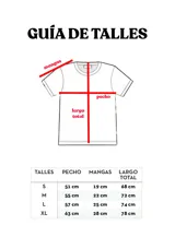 Remera negra de algodón con calce regular y estampado pequeño en el pecho.
