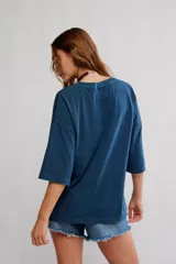 Remera de algodón muy suave, de calce oversize y silueta recta, con escote redondo y mangas cortas de hombro caído.
