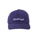 Gorra de béisbol azul con logo bordado de Chuck Taylor en blanco.