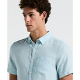 Camisa celeste de lino de manga corta con cuello abotonado y bolsillo en el pecho.