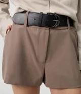 Short de sastrería de tiro alto color marrón, con diseño estructurado y presillas para cinturón.