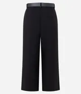 Pantalón cropped de sastrería de corte recto y tiro alto con pinzas frontales y bolsillos traseros, confeccionado en crepe. Incluye un cinturón de poliuretano con hebilla metálica.