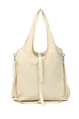 Bolso tipo tote color beige con parte inferior de red y correa larga desmontable.