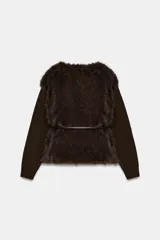 Chaqueta de punto gris con frente de piel sintética, cuello redondo, manga larga y cinturón fino efecto piel incorporado en la cintura. Cuenta con cierre frontal mediante ganchos metálicos y forro interior.