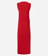 Vestido midi sin mangas color rojo, confeccionado en microfibra con elastano. Presenta un diseño drapeado en el lateral de la cintura con un adorno metálico en forma de gota, escote redondo y una abertura lateral en la falda.