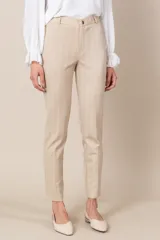 Pantalón beige alicrado jaspeado con falsos bolsillos adelante y dos bolsillos atrás.