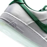 Championes Nike Air Force 1 07, con diseño de corte bajo en color blanco y detalles en verde esmeralda en el swoosh, talón y forro interior. Presentan una suela de goma con acabado traslúcido y tecnología Air.